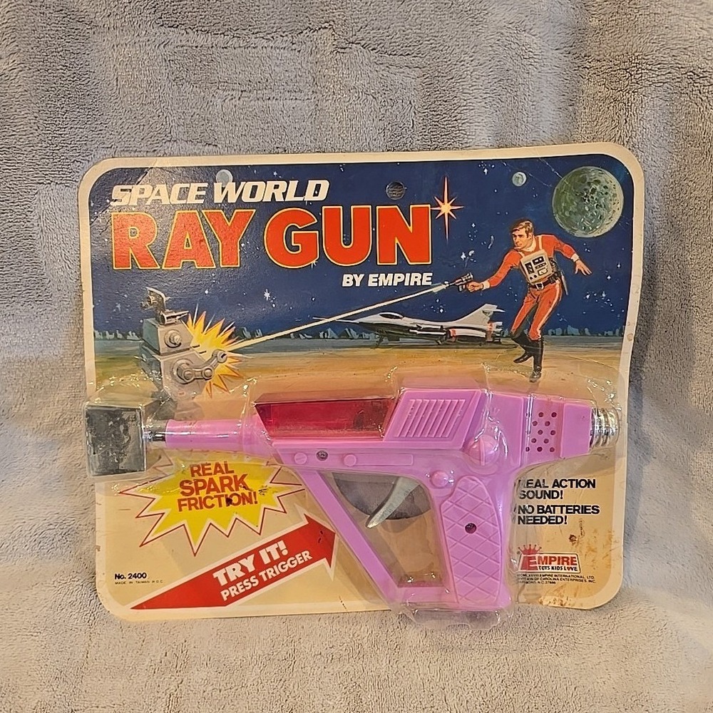 Vintage Space World Ray Gun by Empire Pink Sparking Friction Toy‎ No 2400 New